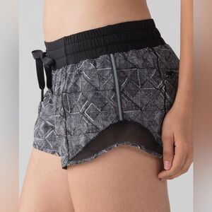 Lululemon Hotty Hot Short (2.5" )
Formation Alpine White Black size 4 EUC